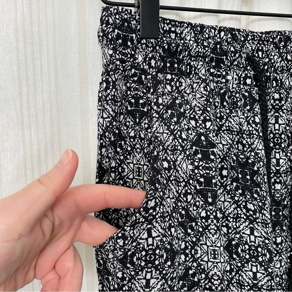 🌈5/$25 BUNDLE! New Look 👀 Black & white lounge pants/joggers with POCKETS - Picture 2 of 4